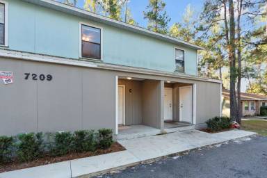 Main picture of 7209 SW 45th Pl