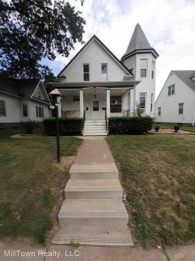 Main picture of 802 Grand Ct