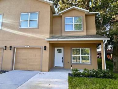 Main picture of 250 E Collins St