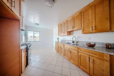 Main picture of 1037 E 4th St