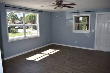 Main picture of 905 SE Tarpon Ave