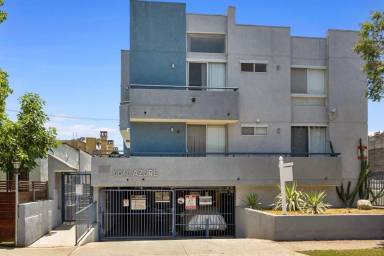 Main picture of Spacious 2-Bed / 2-Bath Apartment in Prime Hollywood Location