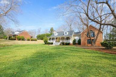 Main picture of 325 Valley View Dr