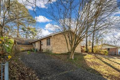 Main picture of 6104 Meadowbrook Ln