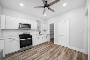 Main picture of 4934 S Michigan Ave