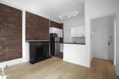 Main picture of 57 W 10th St