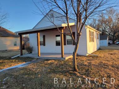 Main picture of 321 W Railroad St