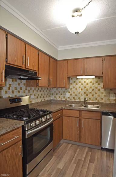Main picture of 15 E Maple St