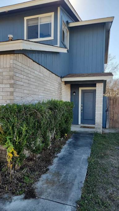 Main picture of 2404 Skylark Cir