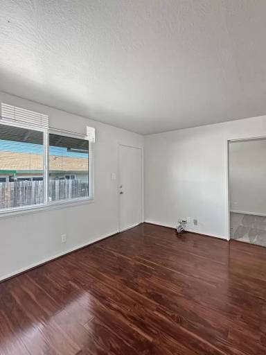 Main picture of 24041 Park St