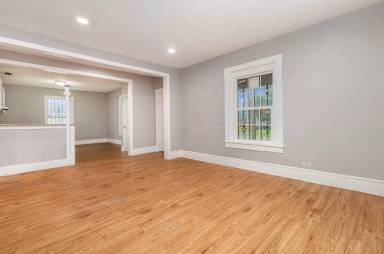 Main picture of 2602 Lenway St