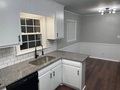 Main picture of 2121 Woodbine Ave