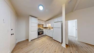 Main picture of 1094 Bond St