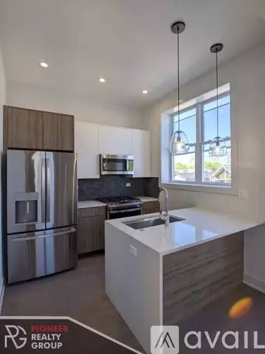Main picture of 2120 W Belmont Ave