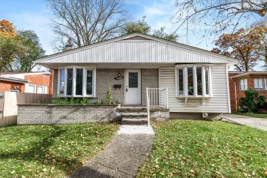 Main picture of 24000 Seneca St