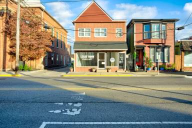 Main picture of 313 E Spring St