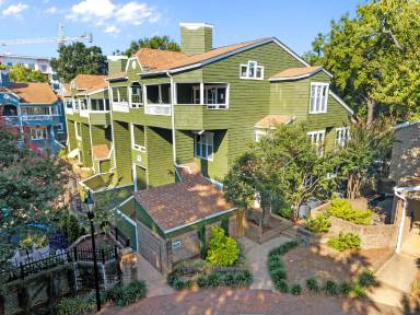 Main picture of 425 W 8th St
