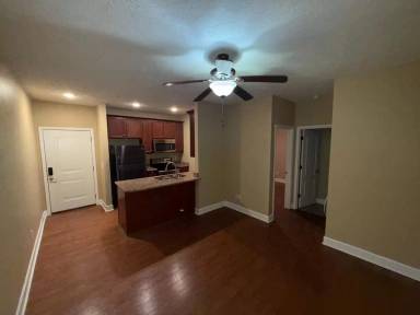 Main picture of 927 College St