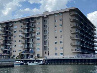 Main picture of Captain's Quarters