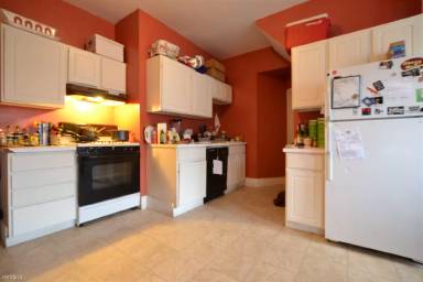 Main picture of 10 Greylock Rd