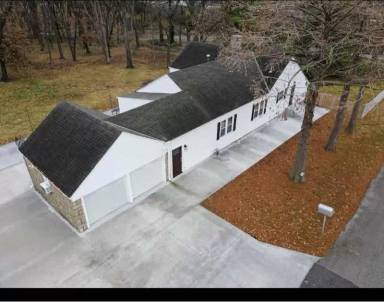 Main picture of 900 NE 47th St