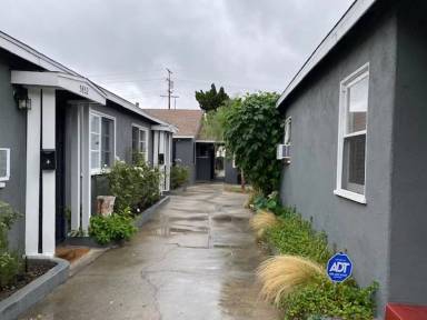 Main picture of 5848 1/2 Ludell St