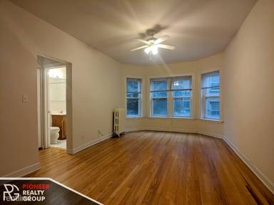 Main picture of 3910-28 N Pine Grove Ave