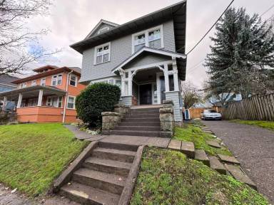 Main picture of 2120 SE Main St