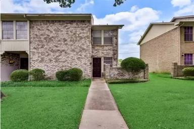 Main picture of 607 Towne House Ln