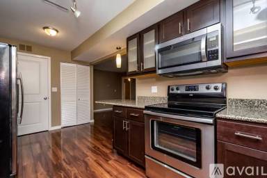 Main picture of 1000 Oakcrest St