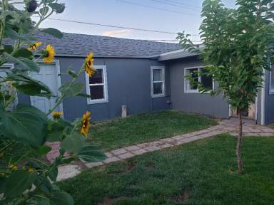 Main picture of 324 1/2 W 6th St