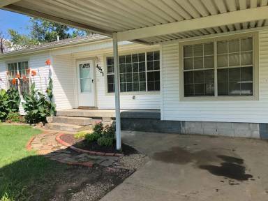 Main picture of 4921 S 32nd St