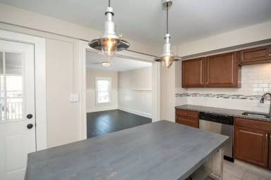 Main picture of 130 Van Dam St