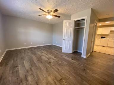 Main picture of Valley Oaks Apartments