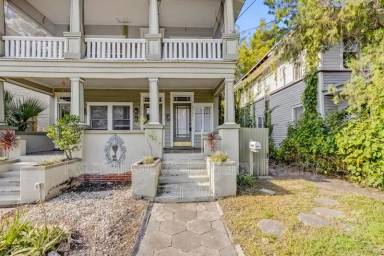 Main picture of 2303 College St