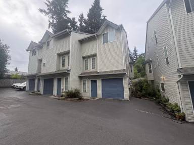 Main picture of 12549 Roosevelt Way NE
