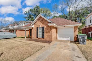 Main picture of 3014 Meadows Ln