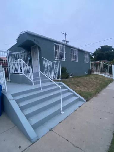 Main picture of 817 W 90th St