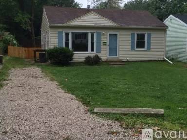 Main picture of 1028 E Maxwell Ln