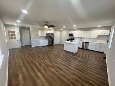 Main picture of 611 Old Elm St