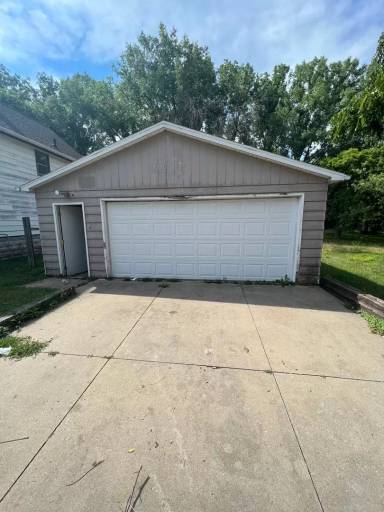 Main picture of 555 W Wellington St