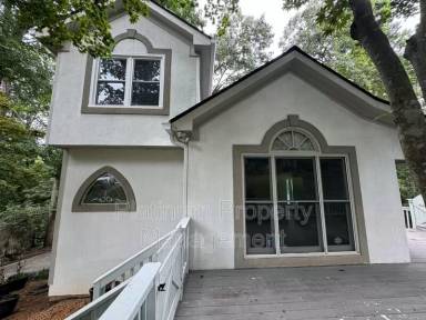 Main picture of 3025 Lakeside Dr