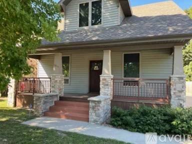 Main picture of 1655 E Grand St