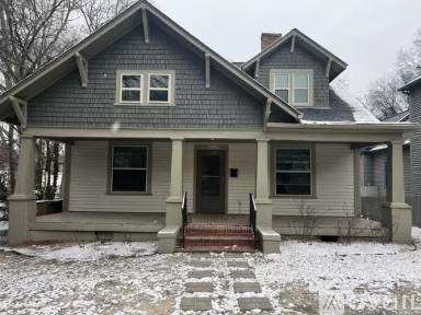 Main picture of 1110 W McGee St