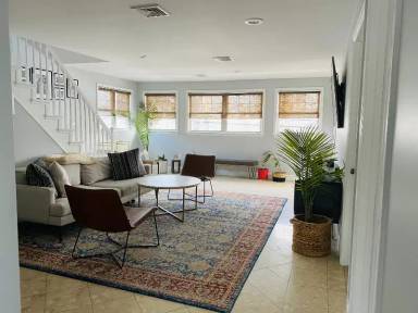 Main picture of 225 Hollywood Ave