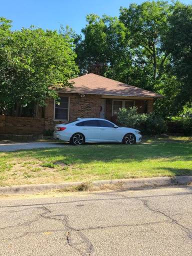 Main picture of 900 Lindsey St