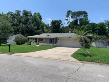 Main picture of 716 Lindenwood Cir W