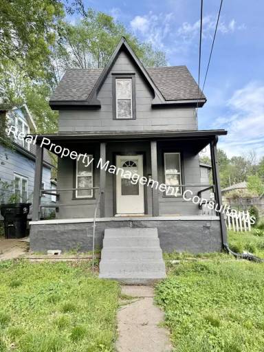 Main picture of 121 S Fuller St