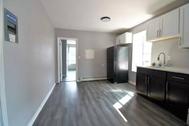 Main picture of 166 Broadway