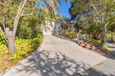 Main picture of 15 Valley Dr